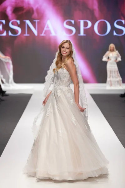 Zagreb Croacia Febrero 2019 Modelo Moda Vestido Novia Caminando Por —  Fotos de Stock