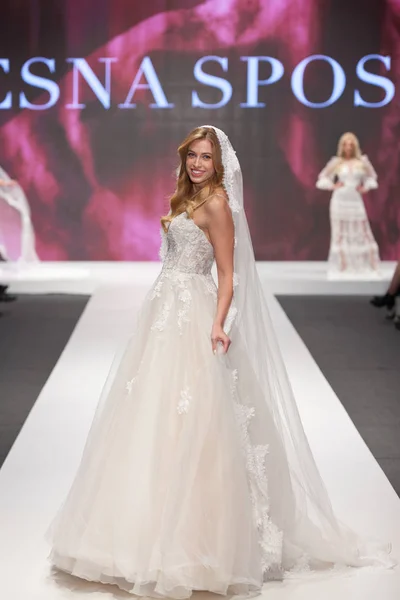 Zagreb Croacia Febrero 2019 Modelo Moda Vestido Novia Caminando Por — Foto de Stock