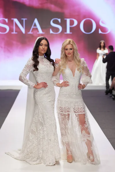 Zagreb Croacia Febrero 2019 Modelos Moda Vestido Novia Caminando Por — Foto de Stock