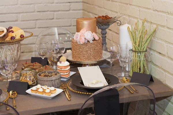 브라운과 음색으로 설정된 테이블의가 메뉴에 로열티 프리 스톡 사진