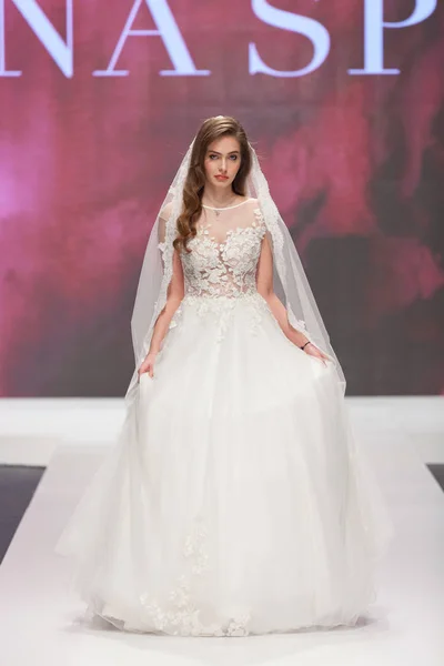 Zagreb Kroatien Februar 2019 Model Brautkleid Läuft Auf Der Hochzeitsmesse — Stockfoto