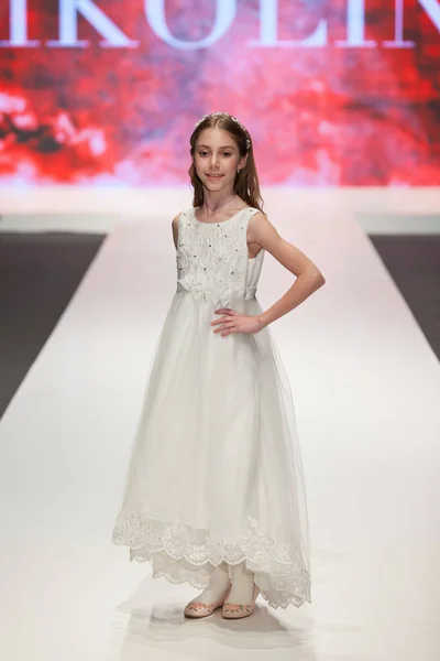 Zagreb Kroatië Februari 2019 Fashion Model Een Bruidsmeisjesjurk Wandelen Langs — Stockfoto