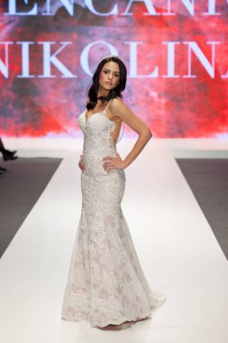 Zagreb, Hırvatistan - 02 Şubat 2019: Moda modeli pist düğün Fuarı'nda yürürken bir gelinlik