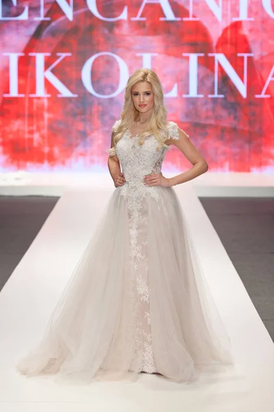 Zagrzeb Chorwacja Lutego 2019 Modelka Sukni Ślubnej Schodząc Dół Drogi — Zdjęcie stockowe