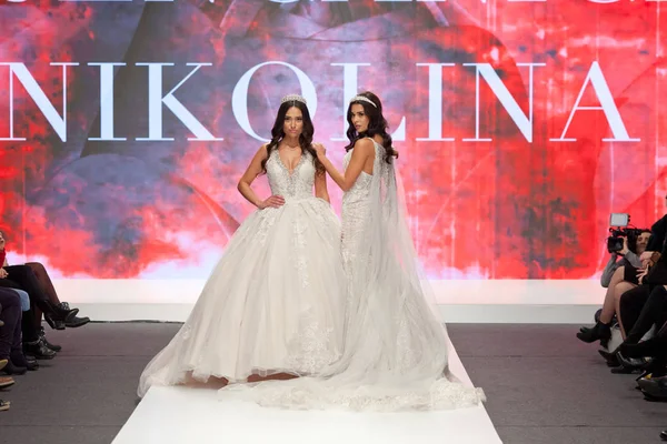 Загреб Кроатия Февраля 2019 Года Модные Модели Свадебных Платьях Идущие — стоковое фото