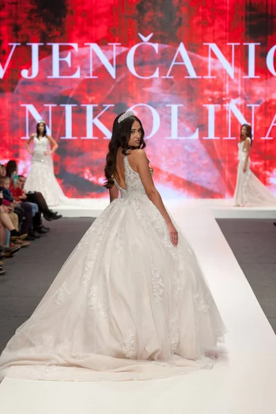 萨格勒布 克罗地亚 2019年2月2日 在婚礼上走在 台上的婚纱时装模特 — 图库照片