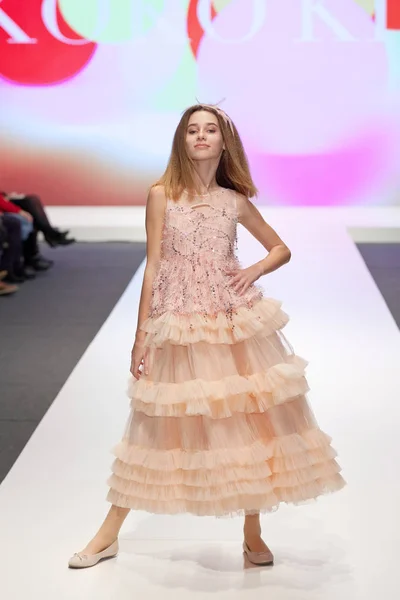 Zagreb Croacia Febrero 2019 Modelo Niña Vestido Tul Caminando Por —  Fotos de Stock