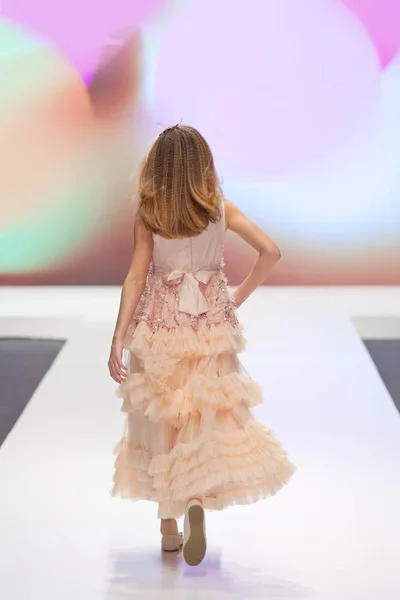 Маленькая девочка с светлыми волосами в платье из тюля — стоковое фото
