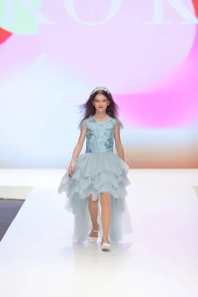 Zagreb Croazia Febbraio 2019 Modella Bambina Abito Tulle Passerella Alla — Foto Stock