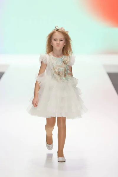 Ζάγκρεμπ Κροατία Φεβρουαρίου 2019 Κοριτσάκι Μοντέλο Ένα Τούλι Φόρεμα Περπάτημα — Φωτογραφία Αρχείου