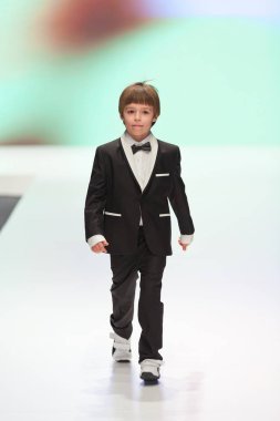 Zagreb, Hırvatistan - 02 Şubat 2019: Küçük çocuk modeli pist düğün Fuarı'nda yürürken koyu elbiseli