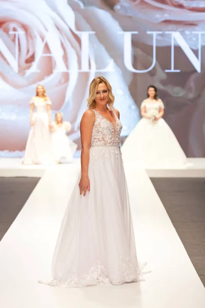 Zagreb Kroatien Februar 2019 Model Brautkleid Läuft Auf Der Hochzeitsmesse — Stockfoto