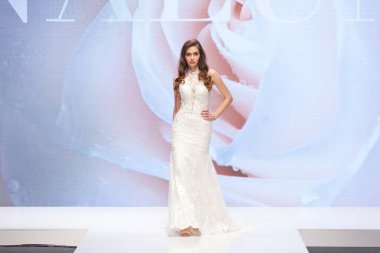 Zagreb, Hırvatistan - 02 Şubat 2019: Moda modeli pist düğün Fuarı'nda yürürken bir gelinlik