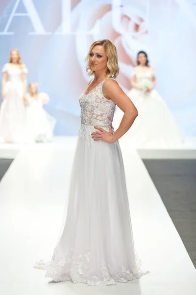 Zagreb Croacia Febrero 2019 Modelo Moda Vestido Novia Caminando Por — Foto de Stock