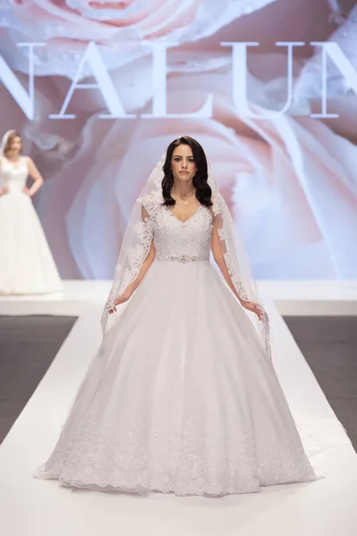 Zagreb Croacia Febrero 2019 Modelo Moda Vestido Novia Caminando Por — Foto de Stock