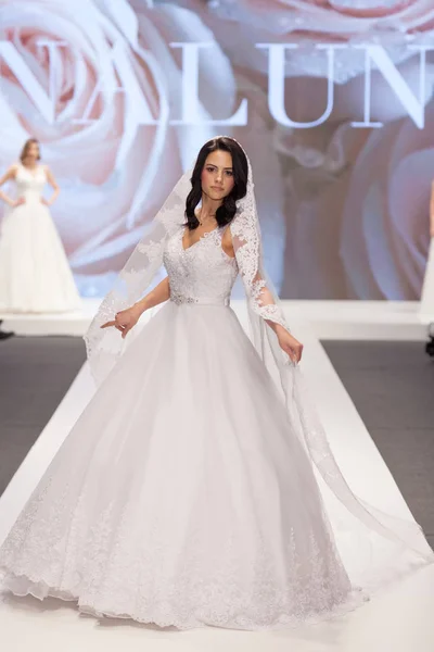 Zagreb Kroatien Februar 2019 Model Brautkleid Läuft Auf Der Hochzeitsmesse — Stockfoto