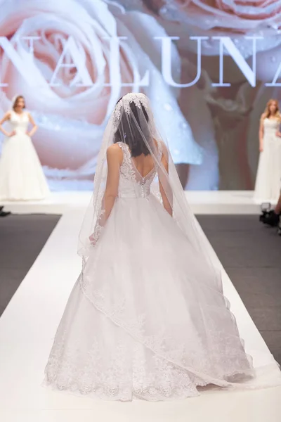 萨格勒布 克罗地亚 2019年2月2日 在婚礼上走在 台上的婚纱时装模特 — 图库照片