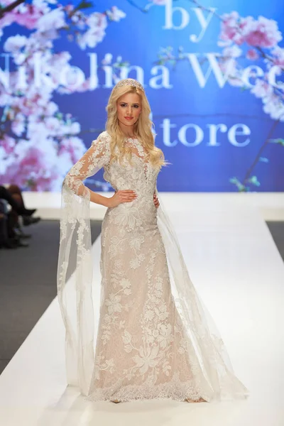 Zagreb Croacia Febrero 2019 Modelo Moda Con Hermoso Vestido Novia — Foto de Stock