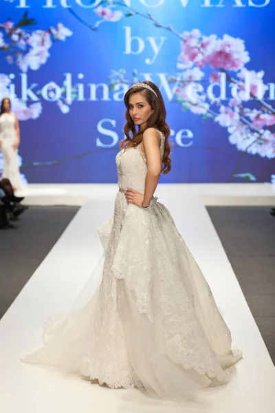 萨格勒布 克罗地亚 2019年2月2日 时装模特穿着漂亮的婚纱 在婚礼时装秀的时装秀上 — 图库照片