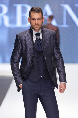 Zagreb, Hırvatistan - 02 Şubat 2019: düğün adil göstermek podyum üzerinde bir takım elbise erkek moda modeli