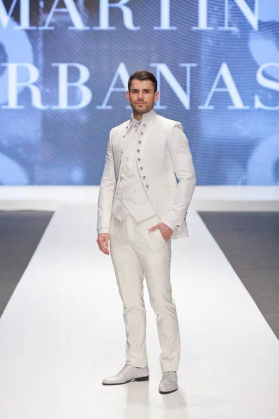 Zagreb Croacia Febrero 2019 Modelo Moda Masculina Con Traje Pasarela —  Fotos de Stock