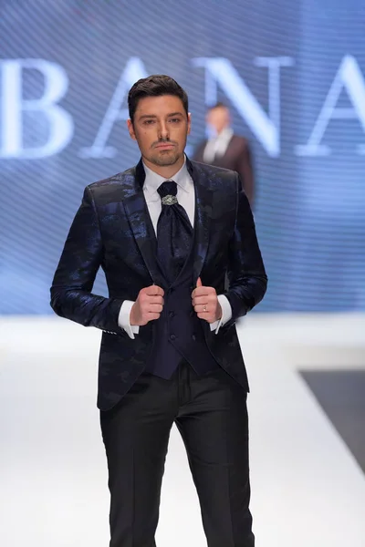 Zagreb Croacia Febrero 2019 Modelo Moda Masculina Con Traje Pasarela — Foto de Stock