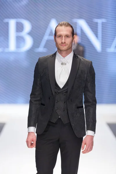 Zagreb Croacia Febrero 2019 Modelo Moda Masculina Con Traje Pasarela —  Fotos de Stock