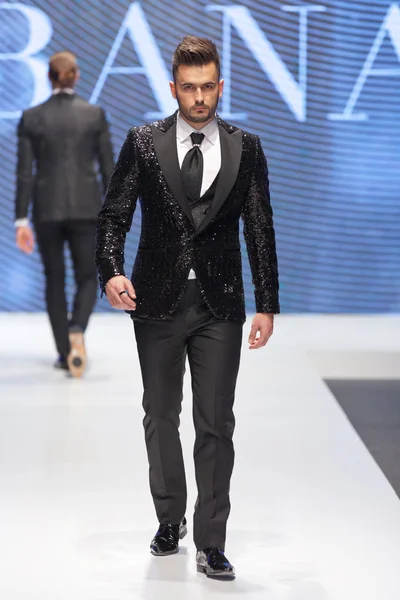 Zagreb Croacia Febrero 2019 Modelo Moda Masculina Con Traje Pasarela —  Fotos de Stock