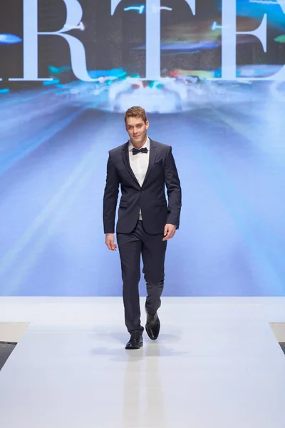 Zagreb Croacia Febrero 2019 Modelo Moda Masculina Con Traje Pasarela —  Fotos de Stock