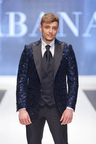 Zagreb Croacia Febrero 2019 Modelo Moda Masculina Con Traje Pasarela —  Fotos de Stock