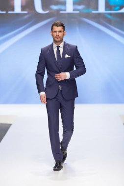 Zagreb, Hırvatistan - 02 Şubat 2019: bir takım elbise düğün adil göstermek catwalk olgun erkek moda modeli