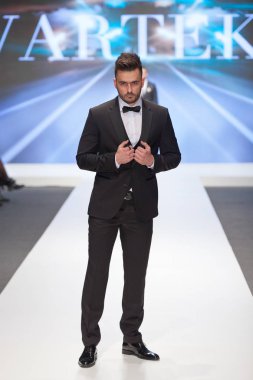 Zagreb, Hırvatistan - 02 Şubat 2019: bir takım elbise düğün adil göstermek catwalk olgun erkek moda modeli
