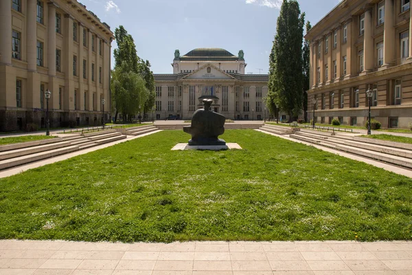 克罗地亚国家档案馆和其他古老的奥匈帝国建筑和雕像 — 图库照片