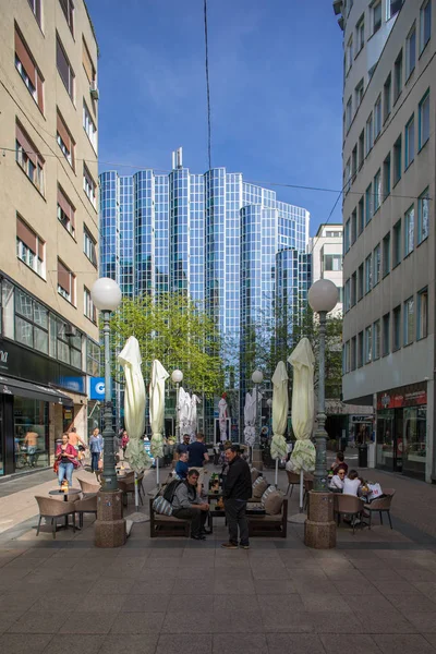 Zagreb Croacia Abril 2019 Turistas Lugareños Calle Bogoviceva Una Terraza —  Fotos de Stock