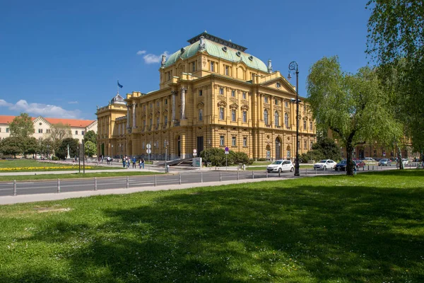 Teatro Nacional Croata em um dia ensolarado de primavera — Fotografia de Stock