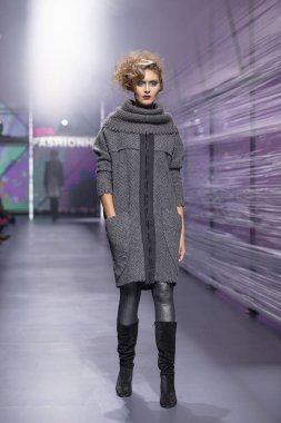 Zagreb, Hırvatistan - 26 Ekim 2019: Moda modeli Marina Design tarafından 'Moda Şovu' nda tasarlanmış giysiler giyiyor