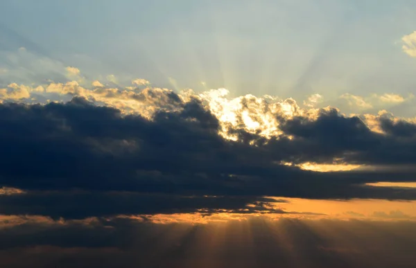 Akşam gökyüzünde güneş ışınları ile büyük kara bulut — Stok fotoğraf