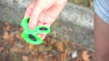 Gençler el dönücü, yakın çekim