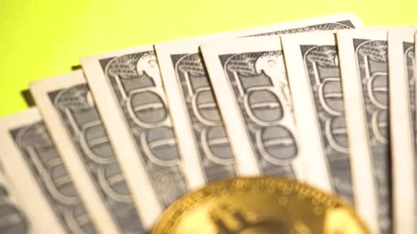 Moneda de Bitcoin moneda digital y dólares — Vídeos de Stock