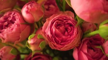 Bouquete pembe ve kırmızı gül çiçekler