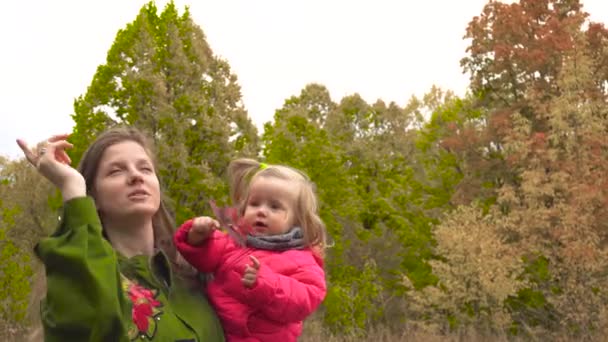 Матері показ та розповідає її дитина осінь — стокове відео