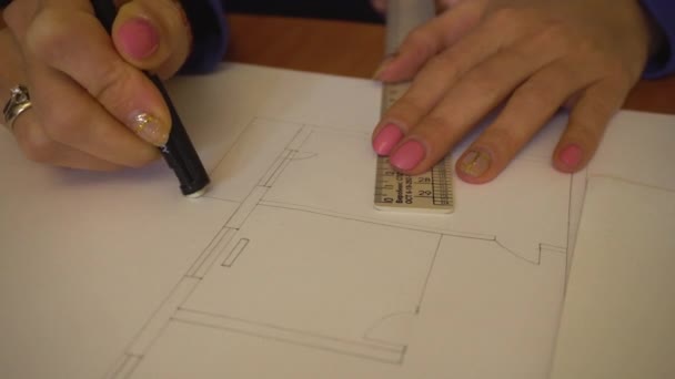 Ingeniero arquitecto dibujo boceto. Primer plano. — Vídeo de stock