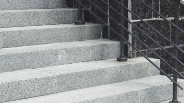 İşkadını adımları bina aşağı yürüyüş