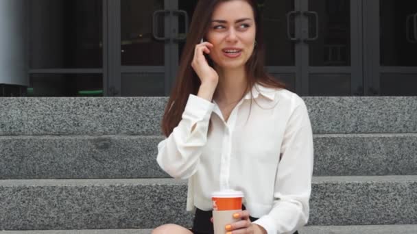 Business woman speaking on smartphone — стоковое видео