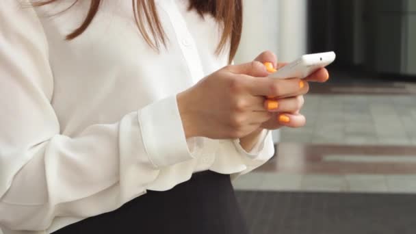 Businesswoman escribiendo mensaje en el teléfono inteligente — Vídeos de Stock