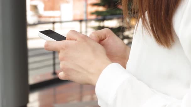 Primo piano mani della donna d'affari digitando il messaggio su smartphone — Video Stock