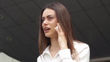 Neşeli işkadını Smartphone'da konuşuyor