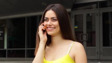 Gülümseyen kadın smartphone üzerinde konuşma