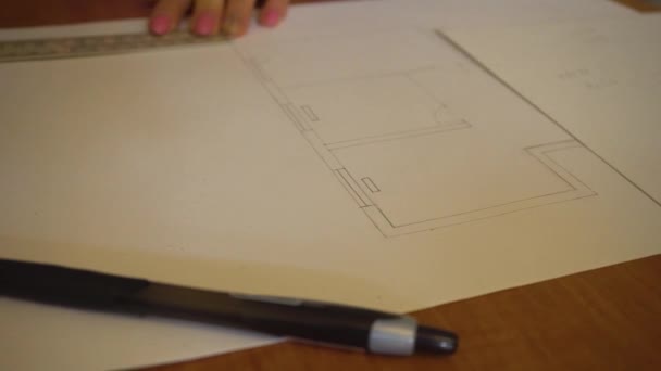 Ingeniero arquitecto dibujo boceto en movimiento — Vídeos de Stock