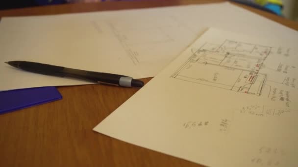 Ingenieur architect tekenen schets van een appartement — Stockvideo